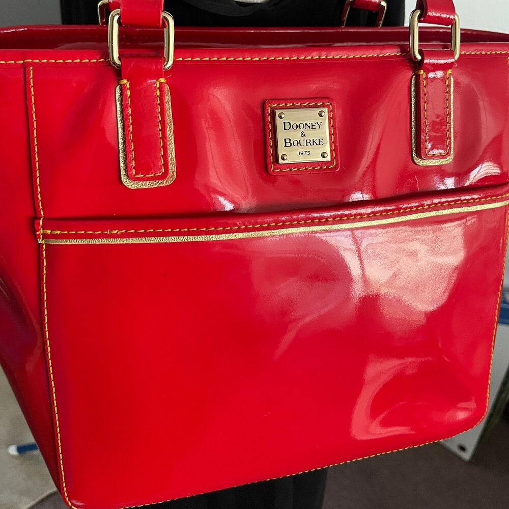 DOONEY & BOURKE 1975 SALEM LIPSTICK RED PATENT LEATHER LEATHER GOLD STITCH PURSE - Picture 10 of 10